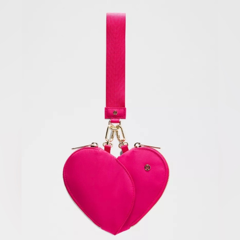 LULU LEMON DUAL POUCH WRISTLET HEART 🩷